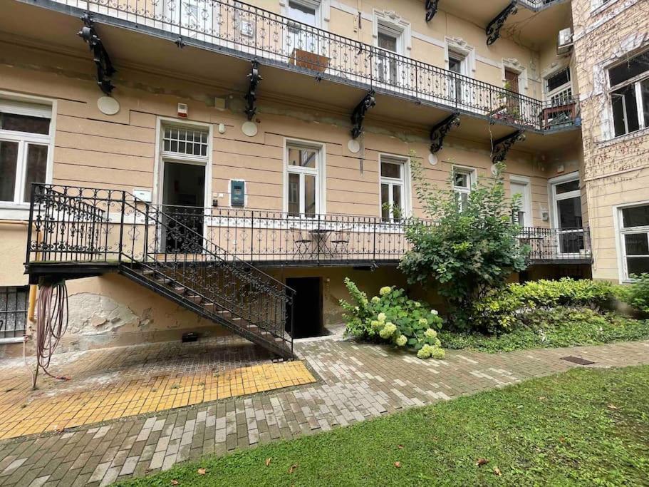 Knezits Spacious Ac Terrace Free Parking Apartment *